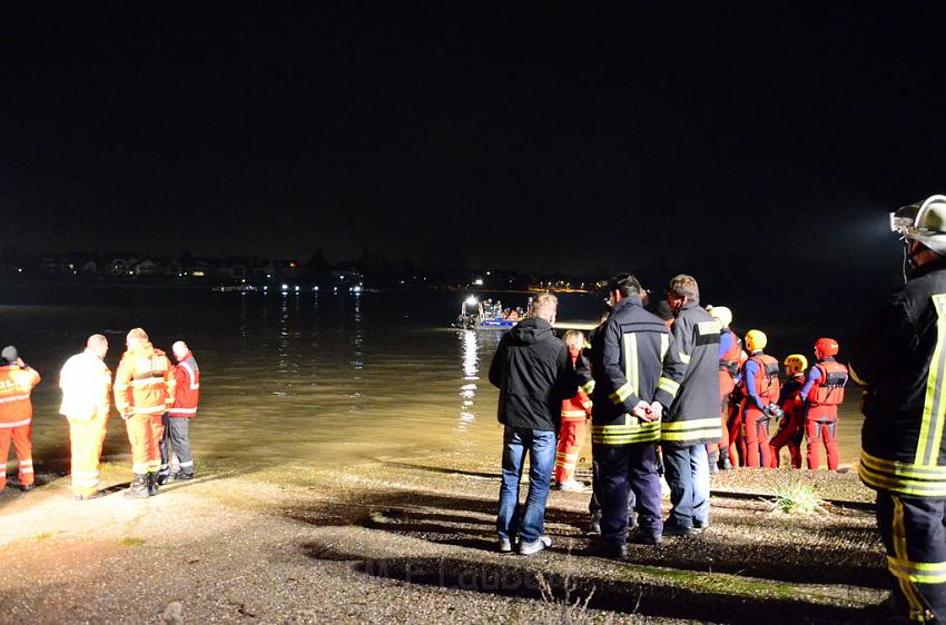 Einsatz BF Koeln PKW im Rhein Mondorf Hersel P011.JPG